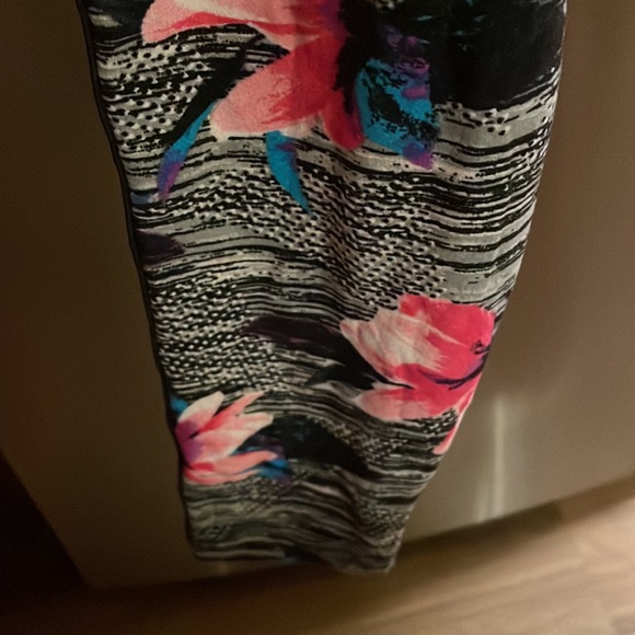 ‼️Free with Purchase‼️ Floral Leggings 🌺💜🦋 - Picture 10 of 13